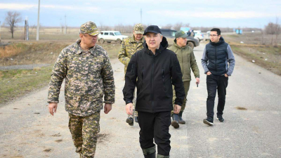Вице-премьер Байбазаров посетил пострадавшие от наводнения районы в ЗКО