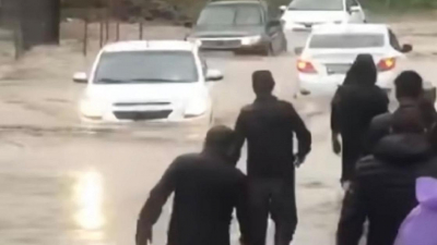 "По колено в воде": улицы Алматы затопило после дождя (видео)