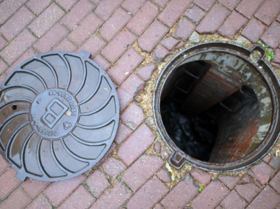 Женщина погибла после падения в колодец с кипятком в Актобе