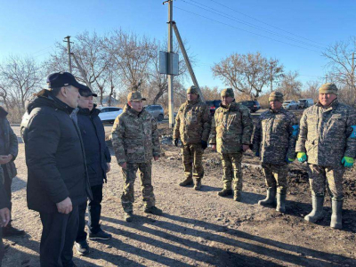 Военнослужащие помогают в предотвращении паводков по всему Казахстану