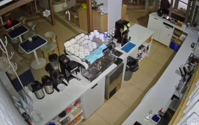 Мужчина взломал кофейню в Астане (ВИДЕО)