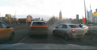 В Астане автомобиль снес светофор на перекрестке (ВИДЕО)