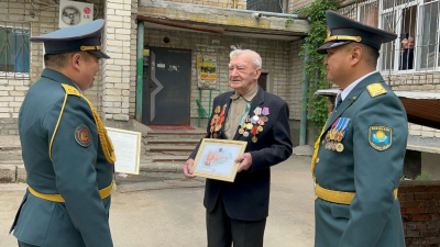 В Уральске гвардейцы поздравили с днем победы ветерана ВОВ