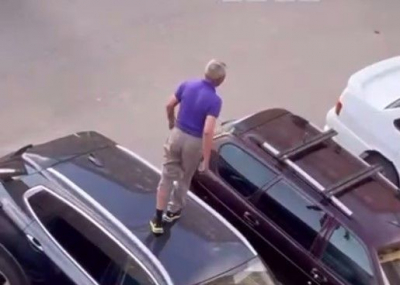 В Атырау мужчина прыгнул на крышу чужого авто