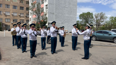 Военный оркестр поздравил труженницу тыла во дворе ее дома в Жезказгане