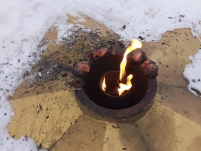 В Риддере мужчину наказали арестом за «кулинарию» на Вечном огне