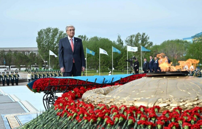 Президент Казахстана возложил цветы к монументу "Отан Ана"  