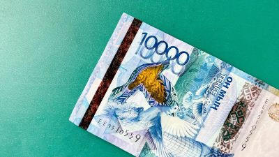 Средневзвешенный курс доллара на бирже составил 496,33 тенге