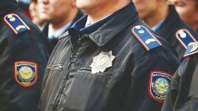 Двоих полицейских осудили за пытки во время допроса в Караганде