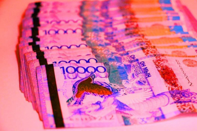 Первые «окрашенные» тенге отправлены подрядчикам, в том числе на ремонт дороги Мукур-Кульсары