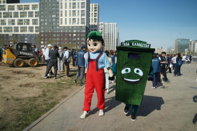 В Астане прошел субботник с участием деятелей культуры
