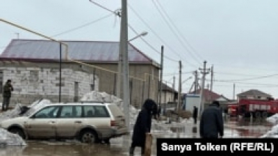 Жителей села близ Астаны, перекрывавших дорогу из-за паводка, оштрафовали за участие в «незаконном митинге»