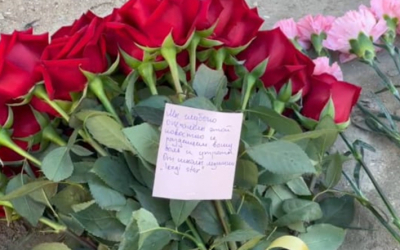 Жители Актау несут цветы к консульству Азербайджана