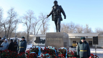 В Таразе состоялась торжественная церемония возложения цветов к монументу «Тәуелсіздік»