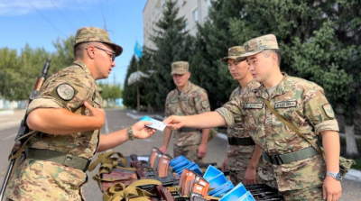 В Семее молодым военнослужащим вручили боевое оружие