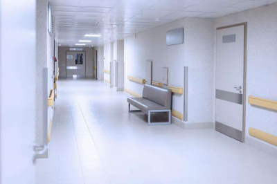 Пострадавший от обрушения облицовки дома в Астане фельдшер находится в крайне тяжелом состоянии