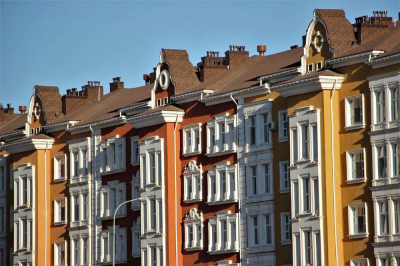 Сносят ветхие и восстанавливают старые дома