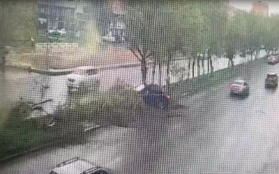 Машина вылетела на разделительную полосу и снесла деревья в центре города